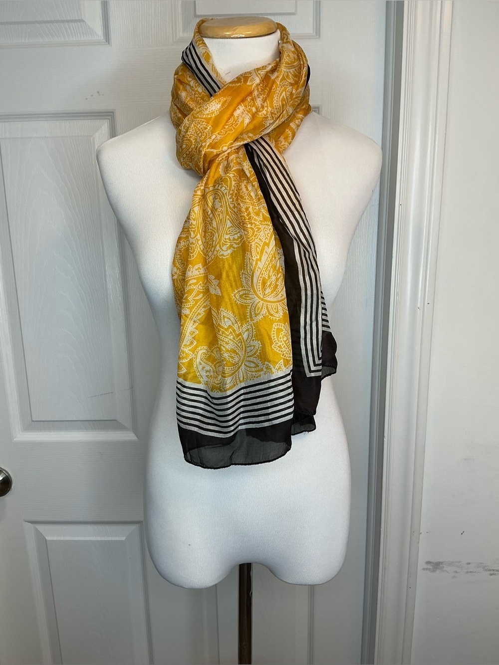 2050 - Antibes Blanc 100% Silk Paisley Scarf - Picture 2 of 6